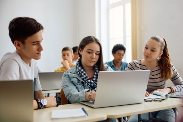 Hs students learning on video